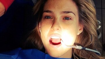 Η Bar Refaeli ξάπλα στην καρέκλα του οδοντιάτρου!