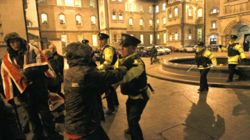 B. Ιρλανδία: Οκτώ αστυνομικοί τραυματίστηκαν σε συγκρούσεις με διαδηλωτές  