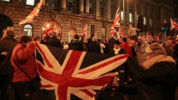 «Εμπόλεμη ζώνη» το Μπέλφαστ για το κατέβασμα της βρετανικής σημαίας