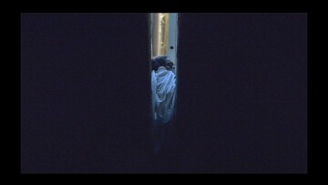 Απίστευτο! Γυναίκα «σφήνωσε» ανάμεσα σε δύο κτήρια 