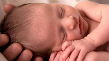 Βρέφος 33 ημερών χαροπαλεύει στην εντατική λόγω ασιτίας!