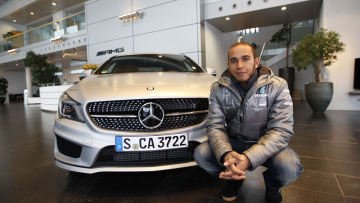 O Χάμιλτον στο μουσείο της Mercedes!