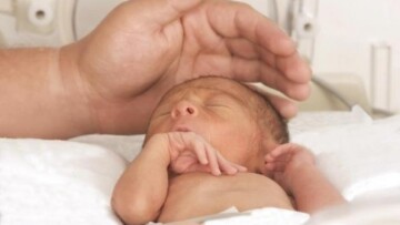 O δήμαρχος της Λέρου καταγγέλει: «Η μάνα δε ζήτησε βοήθεια!»