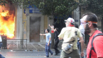 Ενώπιον του ανακριτή οι δύο κατηγορούμενοι για τα γεγονότα στη Marfin 