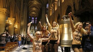 Οι Femen γιόρτασαν γυμνόστηθες την παραίτηση του Πάπα 