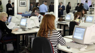 «Μπρα ντε φερ» με την τρόικα για απολύσεις και μετακινήσεις