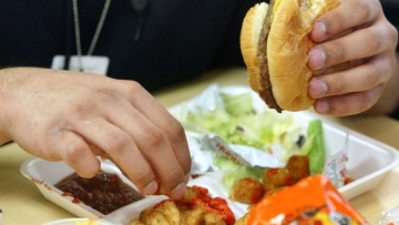 Έρευνα: Υπερεπεξεργασμένα τρόφιμα όπως μπισκότα, κέικ, γλυκά είναι βλαβερά σαν το κάπνισμα - Συνδέονται με 32 ασθένειες