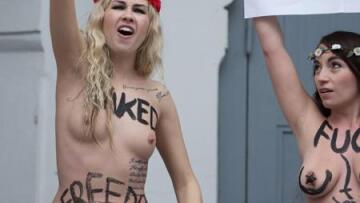 Γυμνόστηθη διαμαρτυρία από τις Femen για την ακτιβίστρια Αμίνα