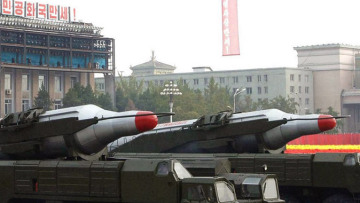 Η Β. Κορέα στρέφει τους πυραύλους προς τον ουρανό 