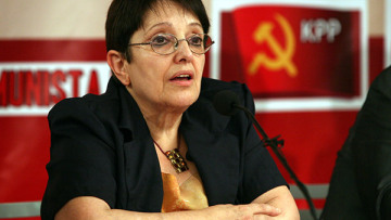 Η Αλέκα… μαδάει τη μαργαρίτα και «κόβει» τους αμφισβητίες