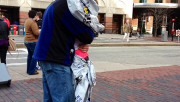 Ο εναγκαλισμός του ζευγαριού μετά τις φονικές εκρήξεις στη Βοστόνη