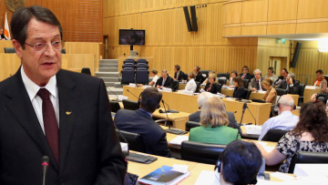 Οριακό «ναι» της κυπριακής Βουλής στο Μνημόνιο και τη δανειακή σύμβαση