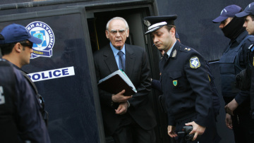 Άκης σε αστυνομικό: «Μη με σπρώχνεις εμένα, κατέβασε τα χέρια σου»