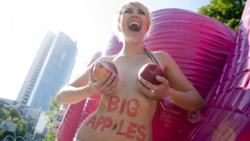 Γυμνόστηθη καλλονή των Femen «αναστατώνει» τη Νέα Υόρκη!