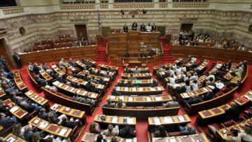 Γιατί ξαφνικά κυκλοφορούν και… οπλοφορούν οι βουλευτές 