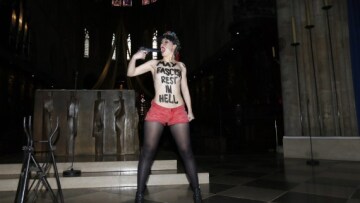 Γυμνόστηθη ακτιβίστρια της Femen στην Παναγία των Παρισίων 