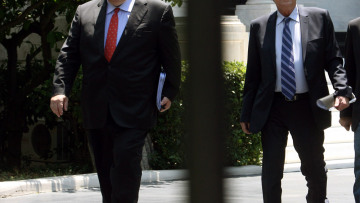 Πρεμούρα για το αντιρατσιστικό, ξέχασαν το ρουσφέτι για όσους έβγαλαν χρήματα έξω