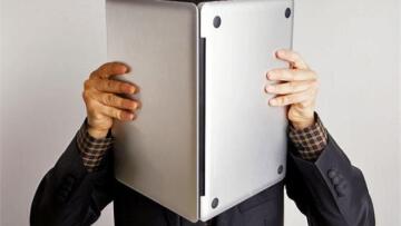 Πρώην εργαζόμενος της CIA η πηγή της Guardian