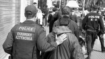 Τους πιάνουν στην Ομόνοια και τους αφήνουν στην Ανάβυσσο!