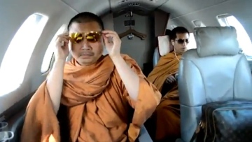 Βουδιστές μοναχοί με... ακριβά γούστα προκαλούν σάλο στην Ταϊλάνδη