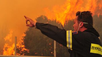 Μεγάλη φωτιά στη Λάρνακα απειλεί σπίτια - Εκκενώθηκε χωριό
