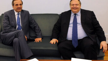 «Αγκαλιά» με τα τηλέφωνα οι υποψήφιοι υπουργοί