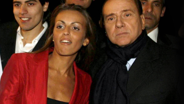 Μπερλουσκόνι: Αγκαλιά με την Φραντσέσκα περίμενε την απόφαση για τη Ρούμπι
