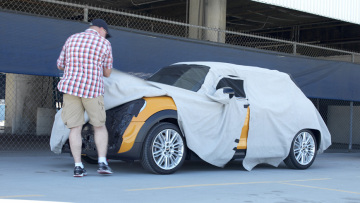 H MINI κάνει πλάκα στους παπαράτσι