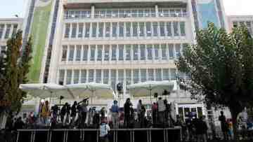 Συγκέντρωση εργαζομένων της ΕΡΤ έξω από το ιδιωτικό στούντιο που εκπέμπει η ΕΔΤ