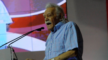 O Μανώλης Γλέζος δεν... υποστέλει τη σημαία του