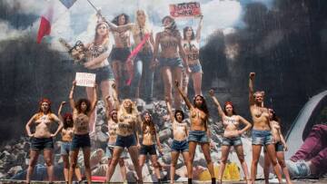 Γαλλία: Έτσι γιορτάζουν οι Femen την Ημέρα της Βαστίλης