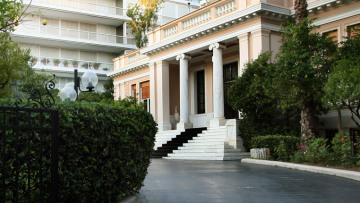 Πολυνομοσχέδιο: Αλλαγές για δημοτικούς αστυνομικούς- σχολικούς φύλακες