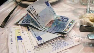 Από 1η Αυγούστου η μείωση του ΦΠΑ στην εστίαση