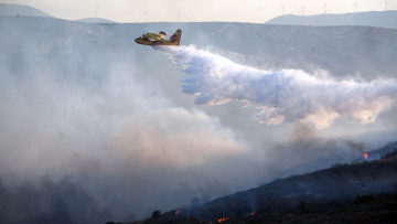 Σε ύφεση τα πύρινα μέτωπα σε Αλεποχώρι και Πάρνηθα 