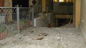 Λάρισα: Η Αστυνομία ψάχνει ποιός έβαλε τη βόμβα στην πολυκατοικία