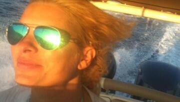 Βόλτα με φουσκωτό κάνει η Ελένη Μενεγάκη