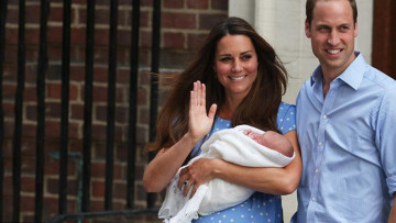 Με το μωρό στην αγκαλιά βγήκαν από το μαιευτήριο Ουίλιαμ και Κέιτ