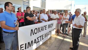 Κύπρος: Εκδήλωση συμπαράστασης στον πρώην υπουργό άμυνας για την έκρηξη στο Μαρί 