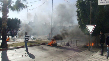 Τυνησία: Διαδηλωτές πυρπόλησαν τα γραφεία του κυβερνώντος κόμματος
