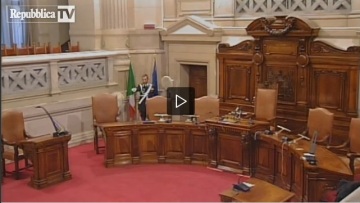 Ο Μπερλουσκόνι αγωνιούσε και ο καραμπινιέρος... χόρευε