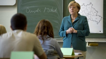 H Μέρκελ το παίζει... δασκάλα