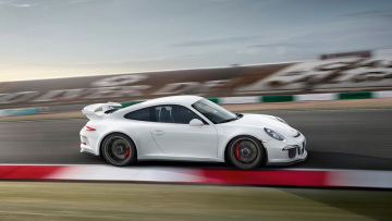 Video: Μια γρήγορη βόλτα με την 911 GT3