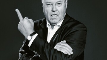 Ο Στάινμπρουκ απαντά υψώνοντας το μεσαίο δάχτυλο