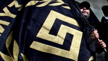 Διαδηλωτές περικύκλωσαν τα γραφεία της Χρυσής Αυγής στο Παγκράτι 