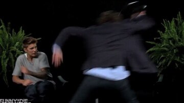 Βίντεο: O Galifianakis μαστιγώνει τον Justin Bieber