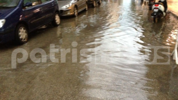 Πτώσεις δέντρων από τις καταιγίδες στην Πάτρα - Πλημμύρισαν δρόμοι στον Πύργο