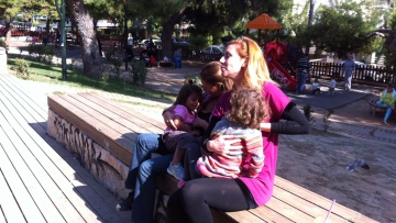 Βίντεο: Ταυτόχρονος δημόσιος θηλασμός σε 39 πόλεις της Ελλάδας την Κυριακή