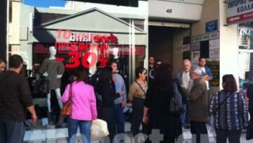 Πάτρα: Τα πολυκαταστήματα άνοιξαν μέσα σε αποδοκιμασίες 