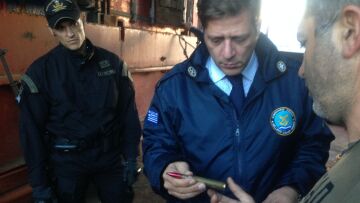 Δείτε τα ευρήματα του Λιμενικού στο πλοίο με τα καλάσνικοφ