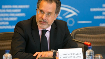 Κουμουτσάκος: Να πάρει θέση άμεσα η Κομισιόν για τις δηλώσεις Ερντογάν